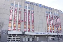 爱游戏官方-芝加哥公牛发布备战花絮；赛前队长鼓劲；社区盾任务艰巨；更衣室氛围转暖(芝加哥公牛队出场音乐)