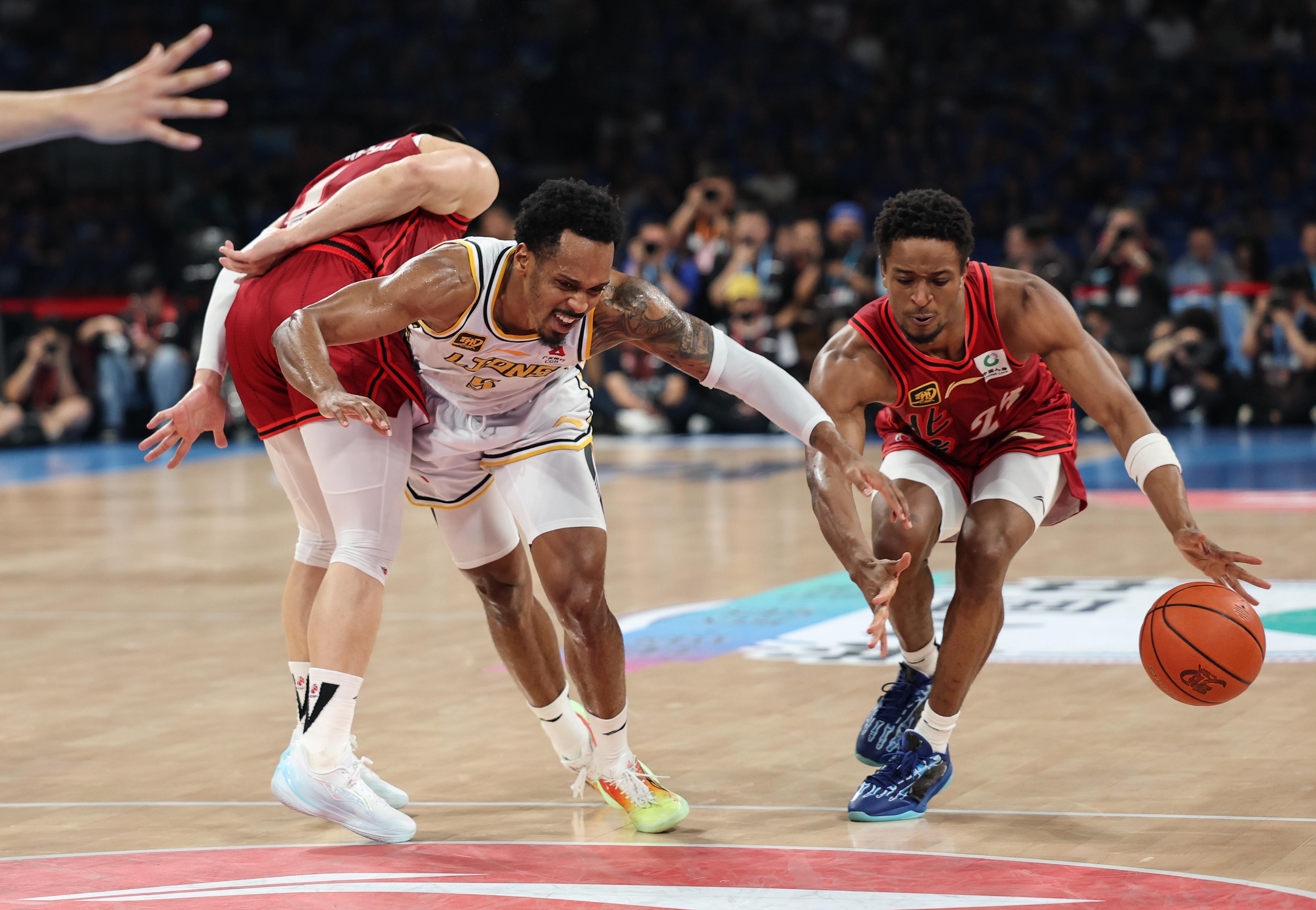 赛地聚焦:欧冠冲刺阶段热度飙升;深圳男篮完成体检;气氛紧张;赛程密集仍需轮换的简单介绍 赛地聚焦:欧冠冲刺阶段热度飙升;深圳男篮完成体检;气氛紧张;赛程密集仍需轮换的简单介绍