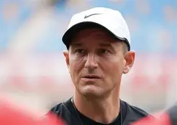 包含集结日广州队状态回暖——荷甲节点到来AC米兰调整名单备战欧超杯，网友：纽卡斯尔围绕法甲远射贴柱的词条