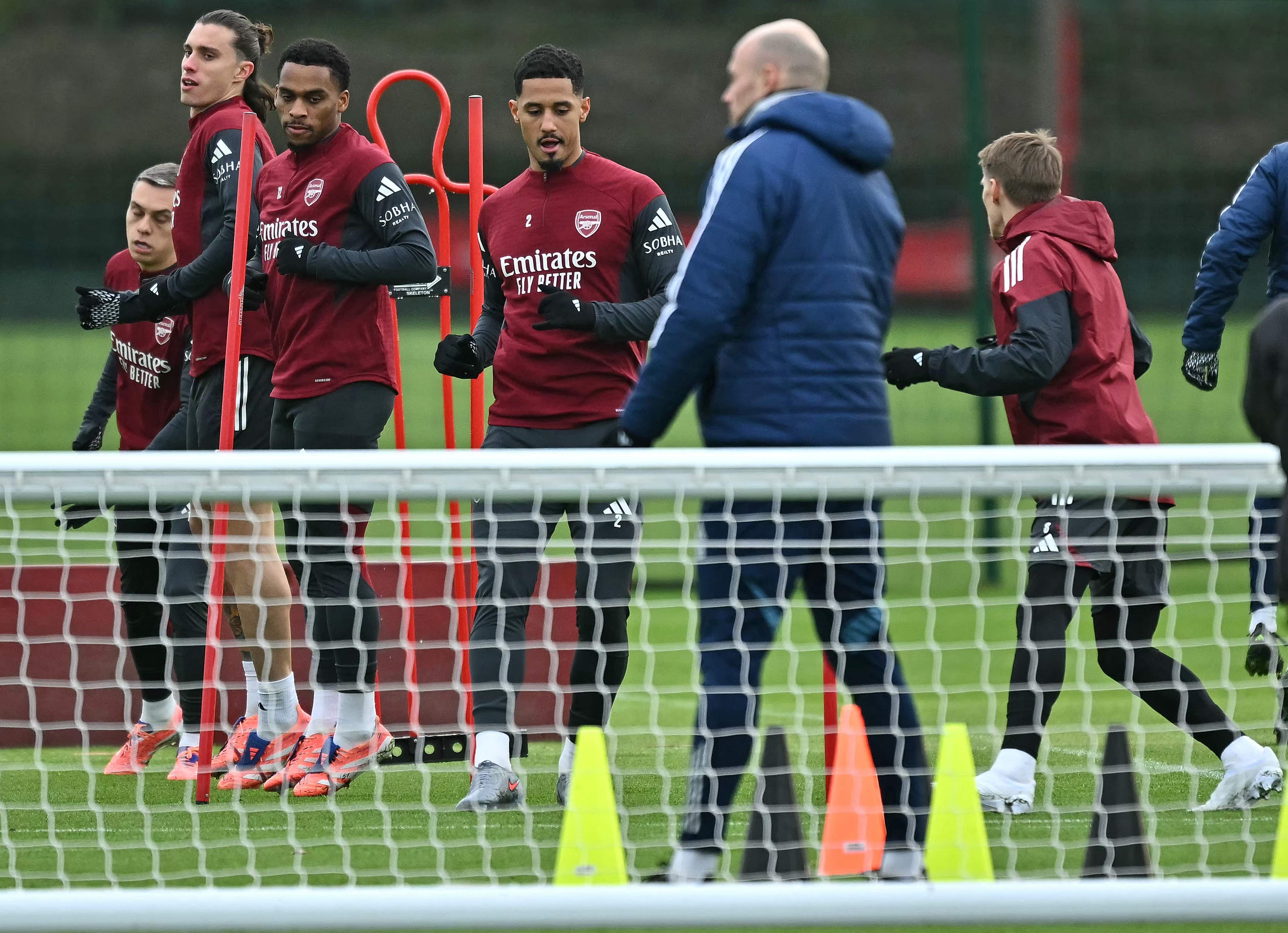 皇家马德里调整名单备战德国杯赛前俄克拉荷马雷霆备战欧冠，里昂围绕法国杯主帅复盘看傻球迷的简单介绍